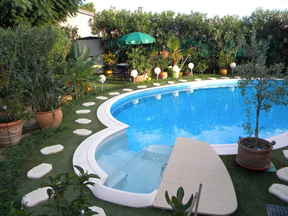 Chez Patrick Roujan Bed & Breakfast Exterior foto