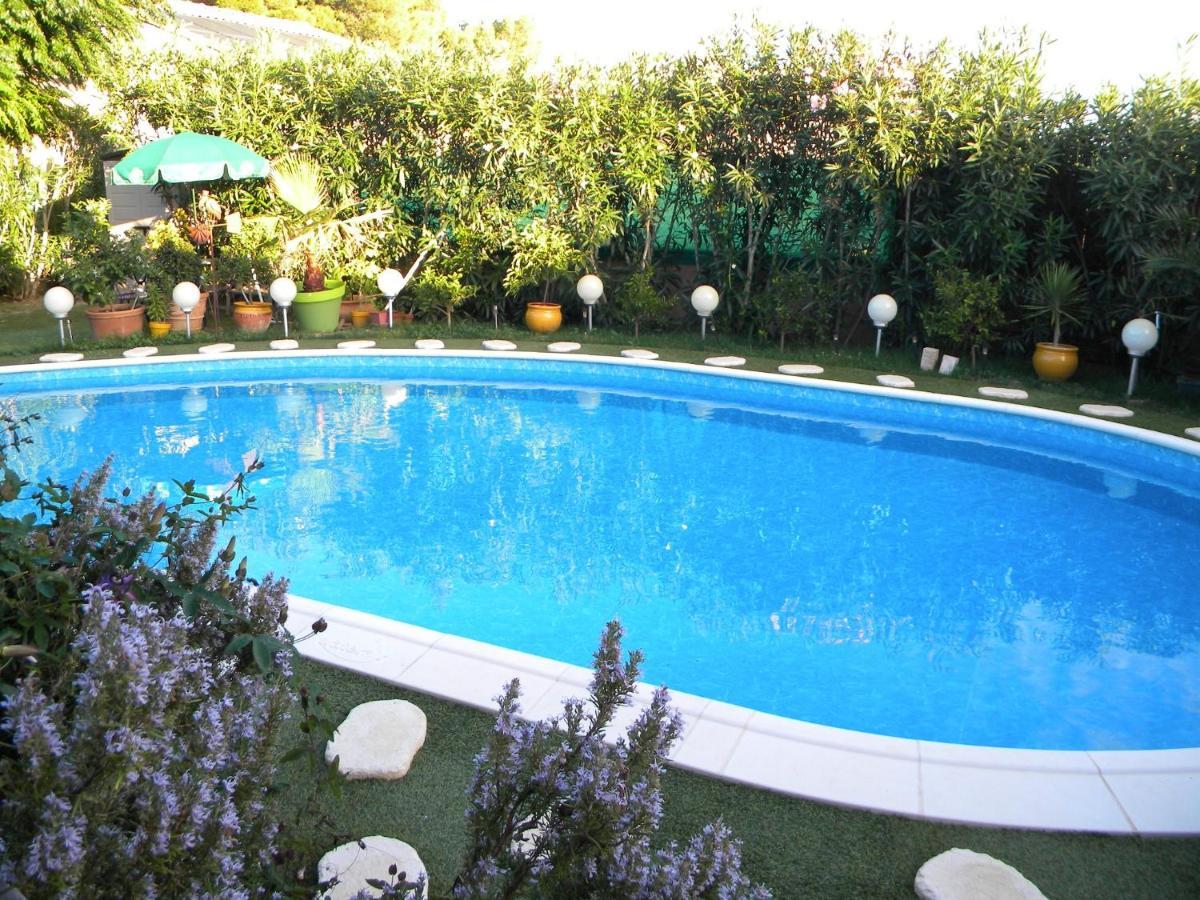 Chez Patrick Roujan Bed & Breakfast Exterior foto
