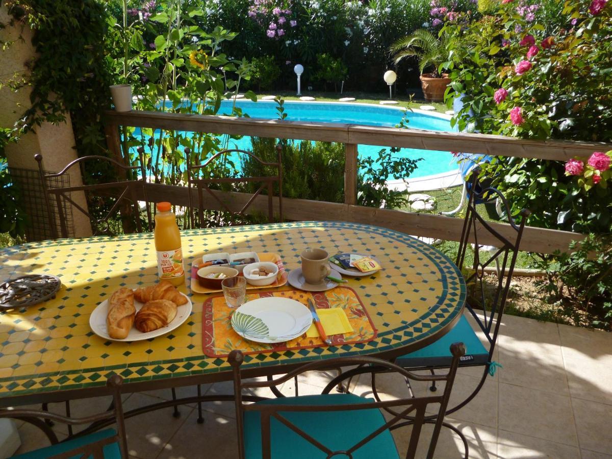 Chez Patrick Roujan Bed & Breakfast Exterior foto