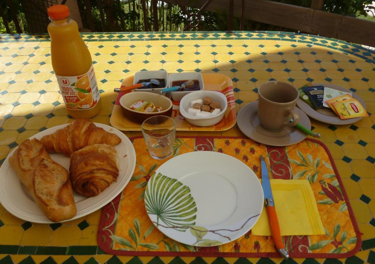 Chez Patrick Roujan Bed & Breakfast Exterior foto